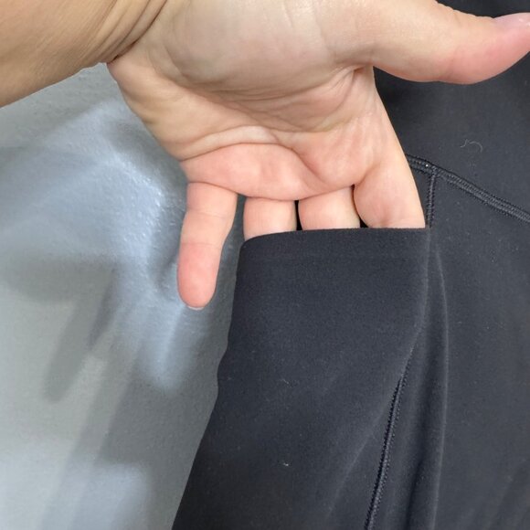 ATHLETA salutation stash pocket II 7" shorts in black size M - Picture 3 of 7